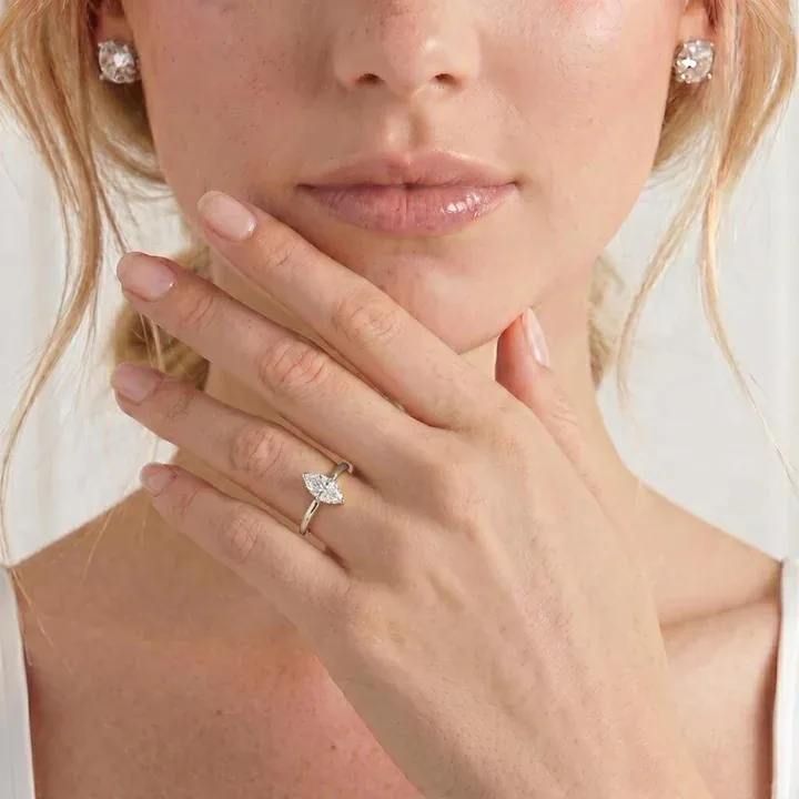 Anillo de compromiso solitario con diamante talla marquesa en oro blanco
