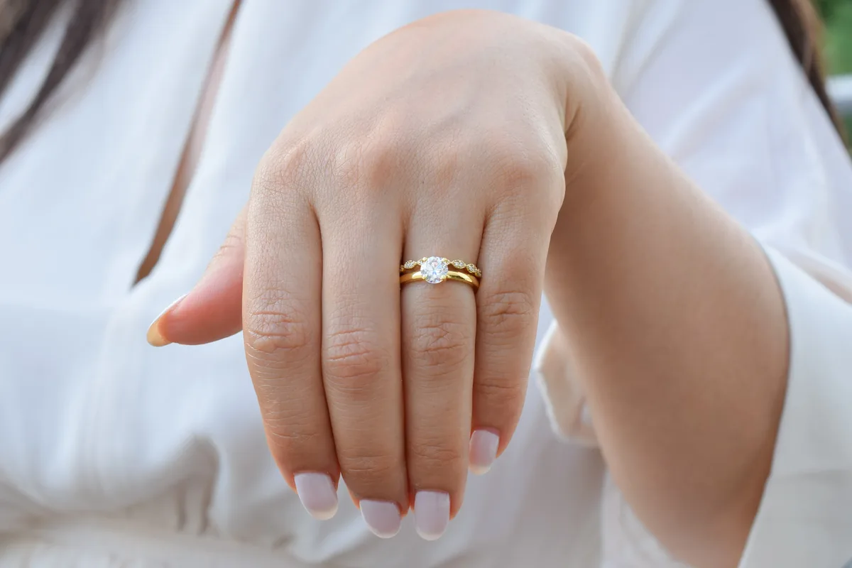 Anillo de compromiso solitario de oro amarillo combinado con alianza lisa