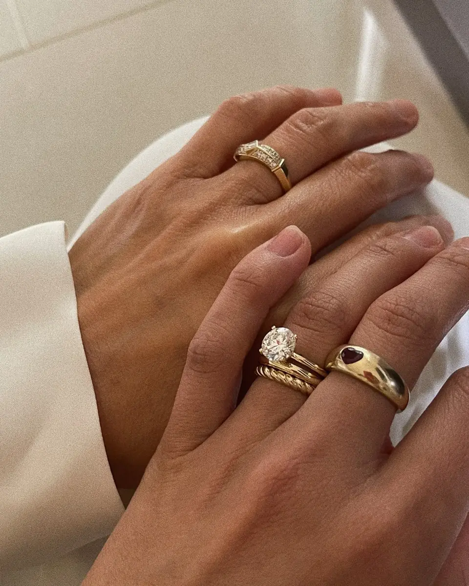 Anillo de compromiso solitario de oro amarillo con alianza trenzada y anillos de oro