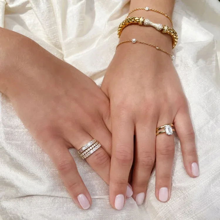 Anillo de compromiso con diamante talla esmeralda en oro amarillo y alianzas de diamantes