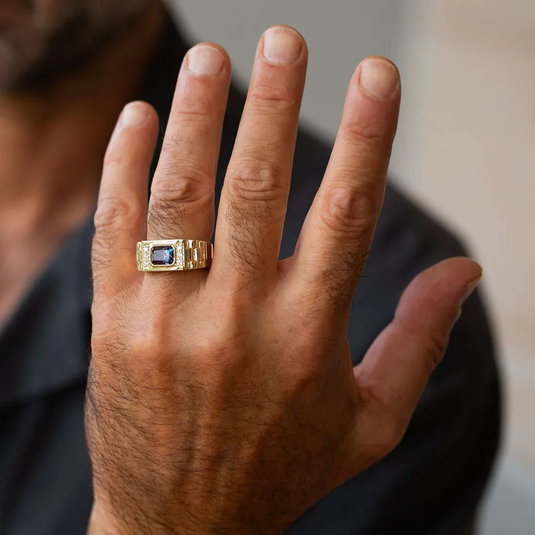 Anillo de oro de hombre con piedra azul rectangular y brillantes
