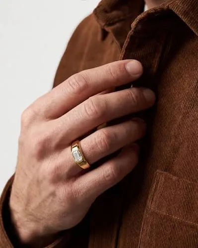 Anillo de oro de hombre con piedra blanca talla esmeralda