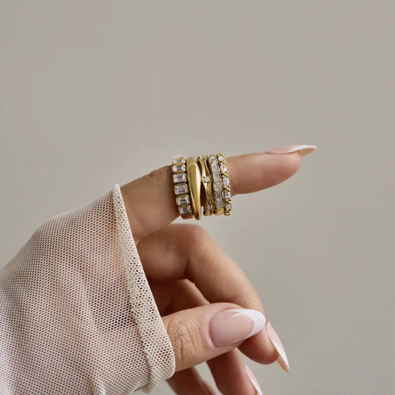 Combinación de anillos de oro amarillo con diamantes talla baguette en un dedo