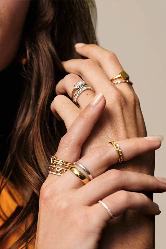 Sello de oro pequeño de mujer combinado con anillos de brillantes