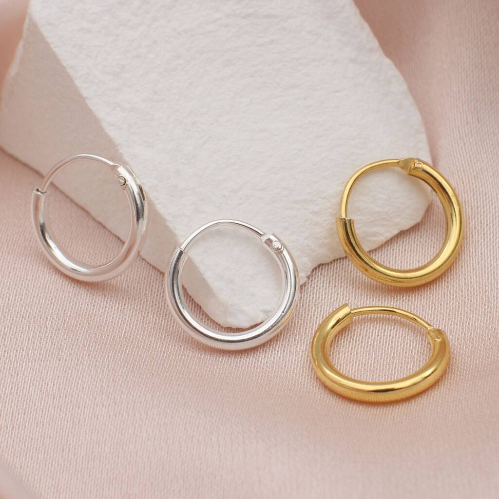 Aros de oro amarillo y oro blanco de distintos tamaños