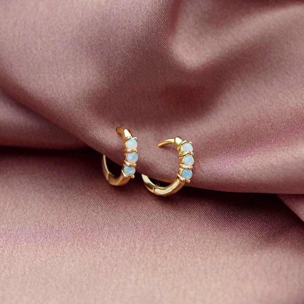 Aros pequeños de oro con piedras de colores