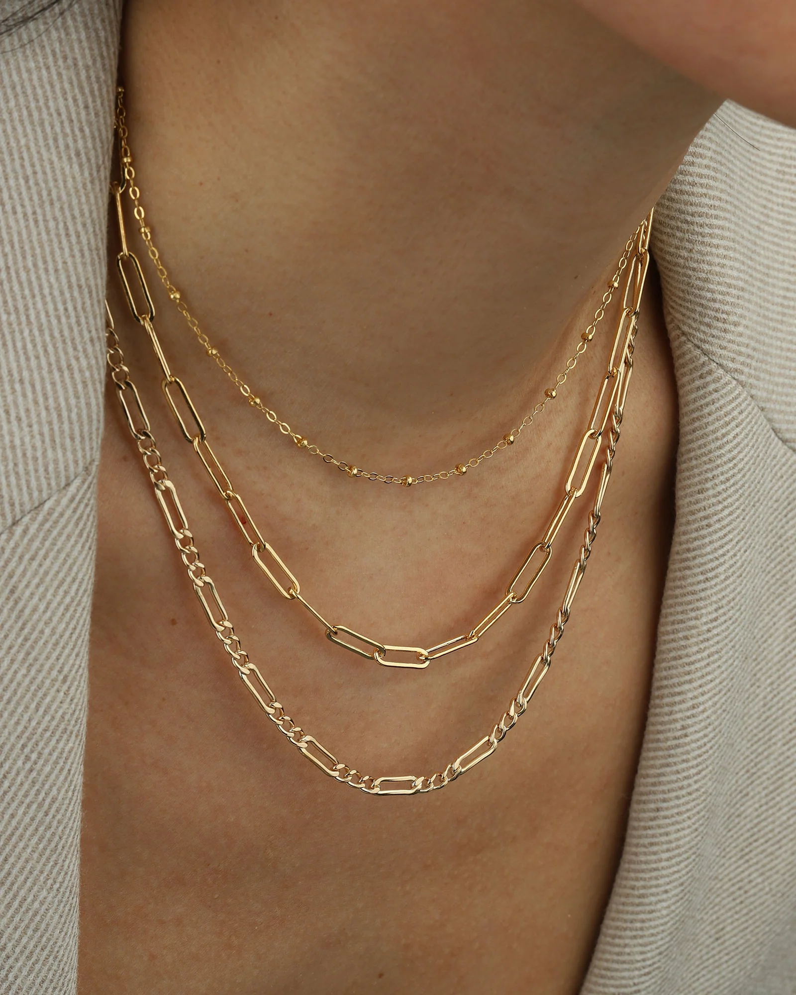Varias cadenas de oro de mujer con distintos eslabones