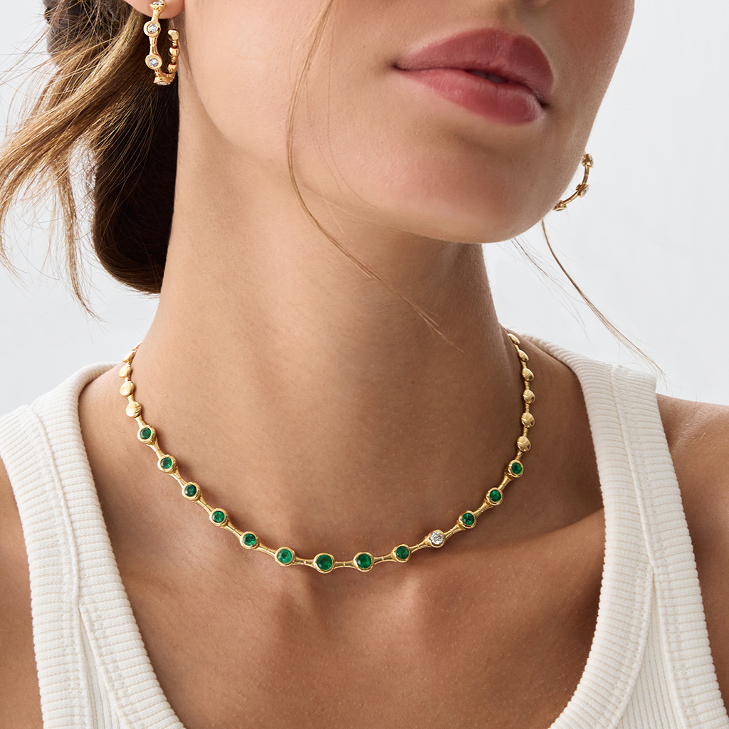 Collar de oro con esmeraldas engastadas