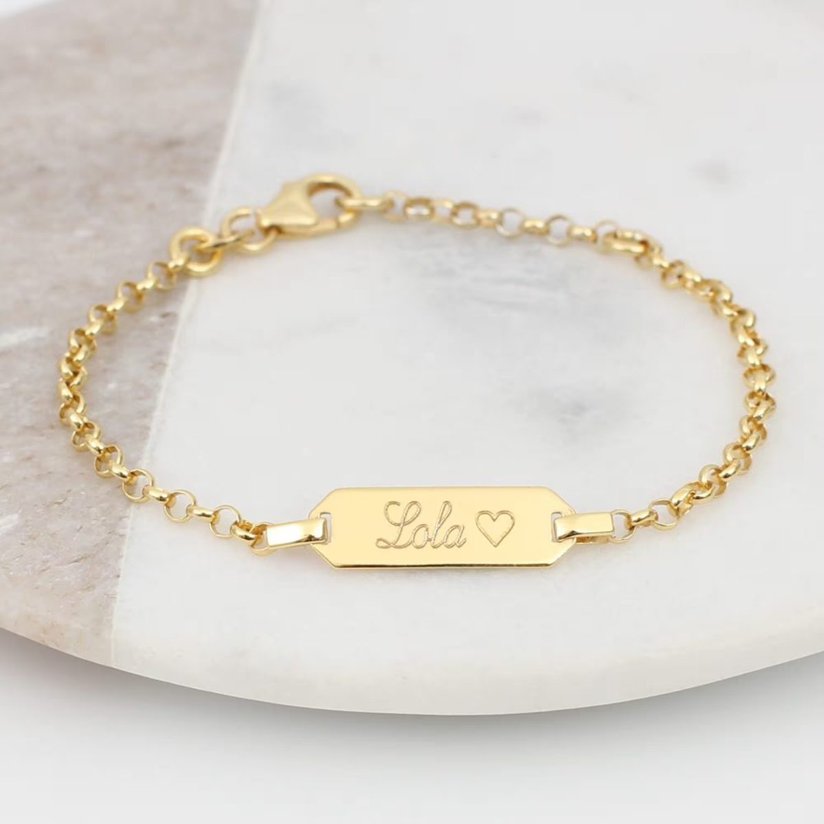 Esclava de oro de bebé con un nombre y un corazón grabados