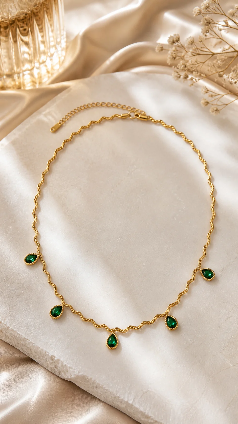 Gargantilla de oro con esmeraldas colgantes