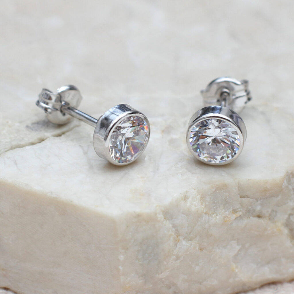 Pendientes de oro blanco con brillante solitario para regalar