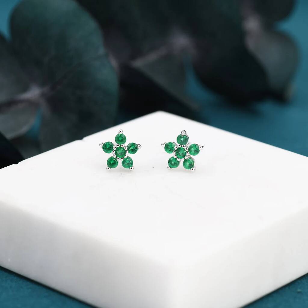 Pendientes de oro blanco con esmeraldas en forma de flor
