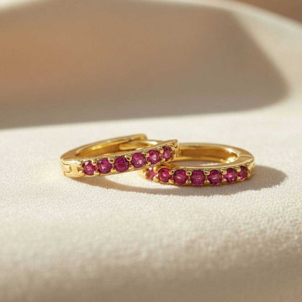 Aros de oro amarillo con rubíes engastados