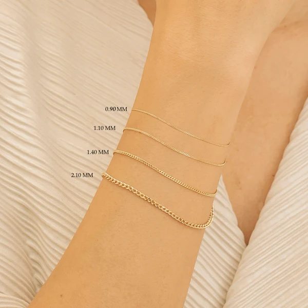 Pulseras de oro de barbada fina de 0,9 a 2,1 mm de grosor en la muñeca