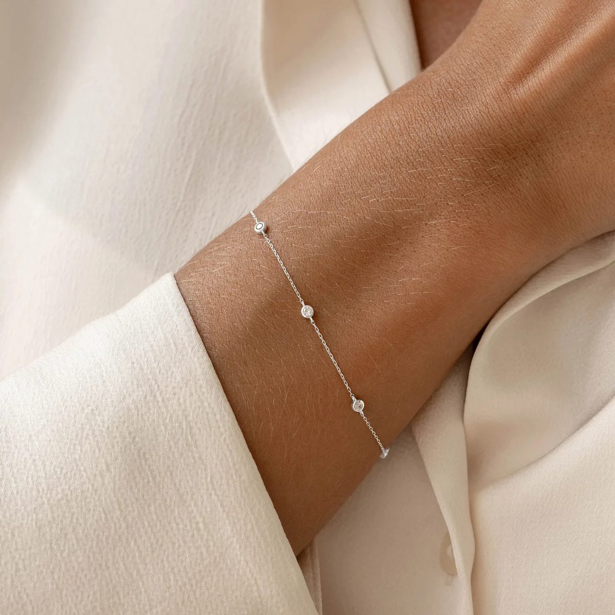 Pulsera fina de oro blanco con chatones de brillantes