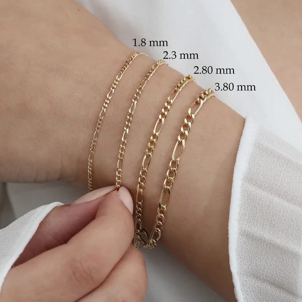 Pulseras de oro de eslabón fígaro de 1,8 a 3,8 mm de grosor en la muñeca