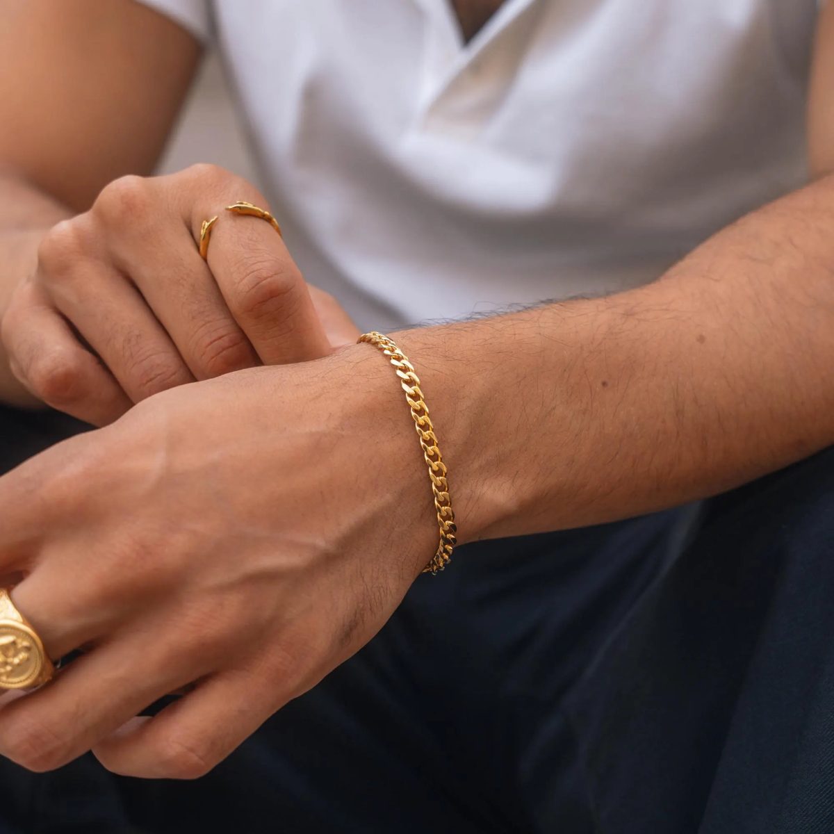 Pulsera de oro de hombre de barbada fina con dos anillos de sello de oro