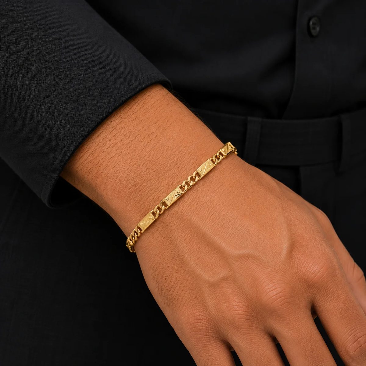 Pulsera de oro de hombre de eslabón barbada con placas grabadas, puesta en la muñeca
