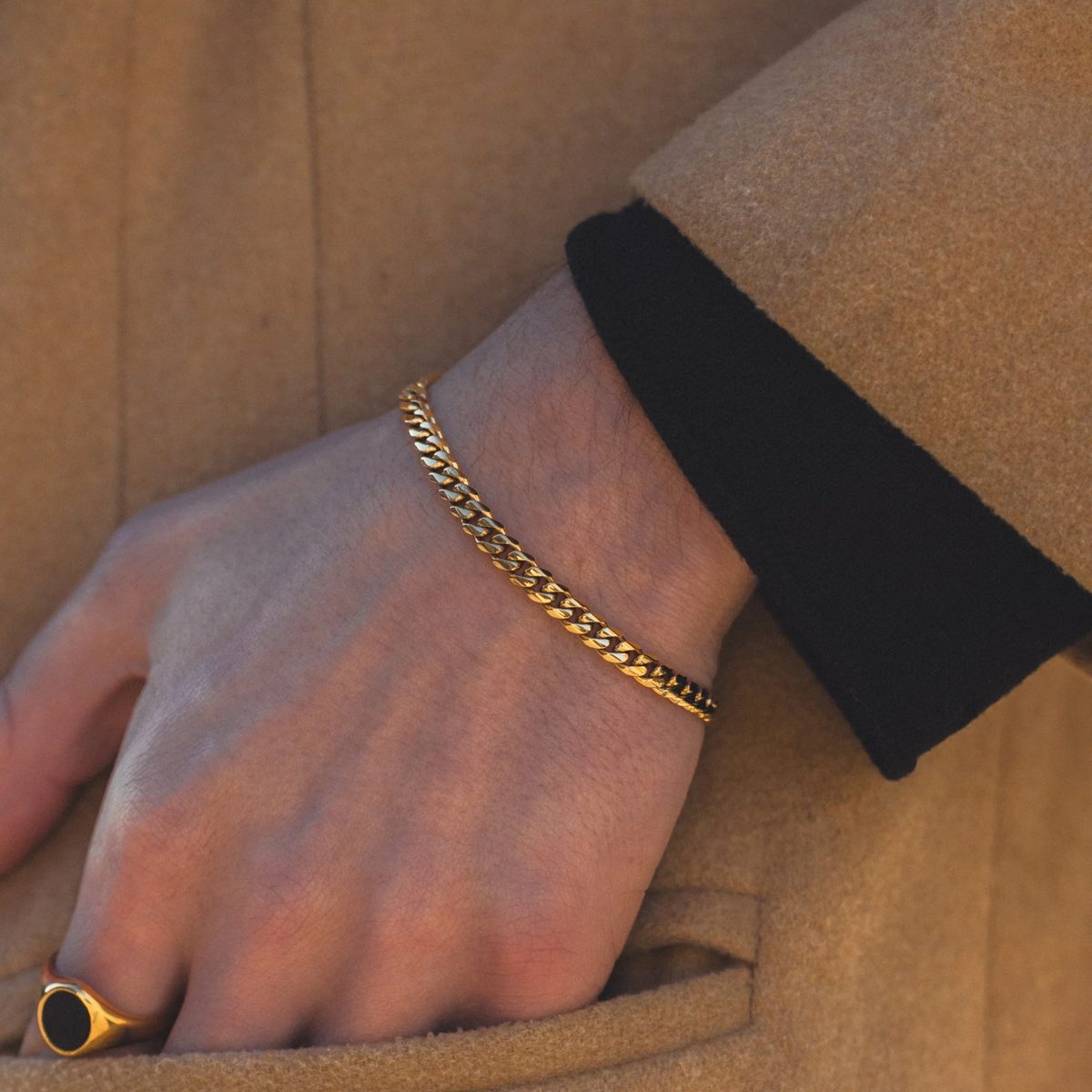 Pulsera de oro de hombre de eslabón barbada con abrigo