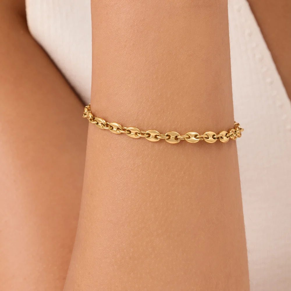 Pulsera de oro de eslabón calabrote puesta en la muñeca