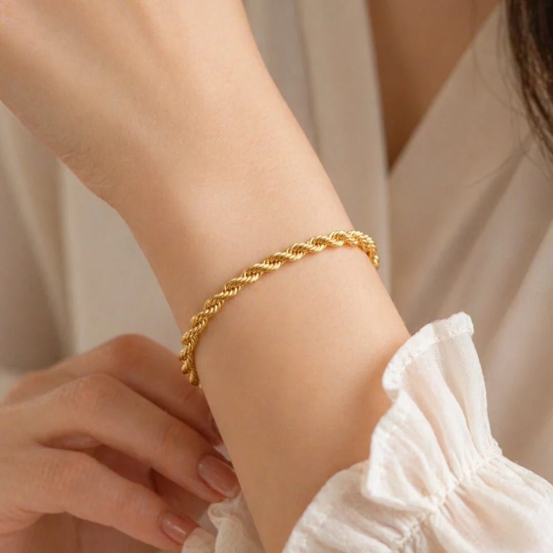 Pulsera de oro de mujer de eslabón cordón puesta en la muñeca