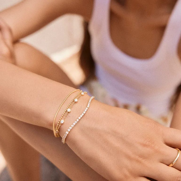 Riviere de brillantes en oro combinada con pulseras finas de oro
