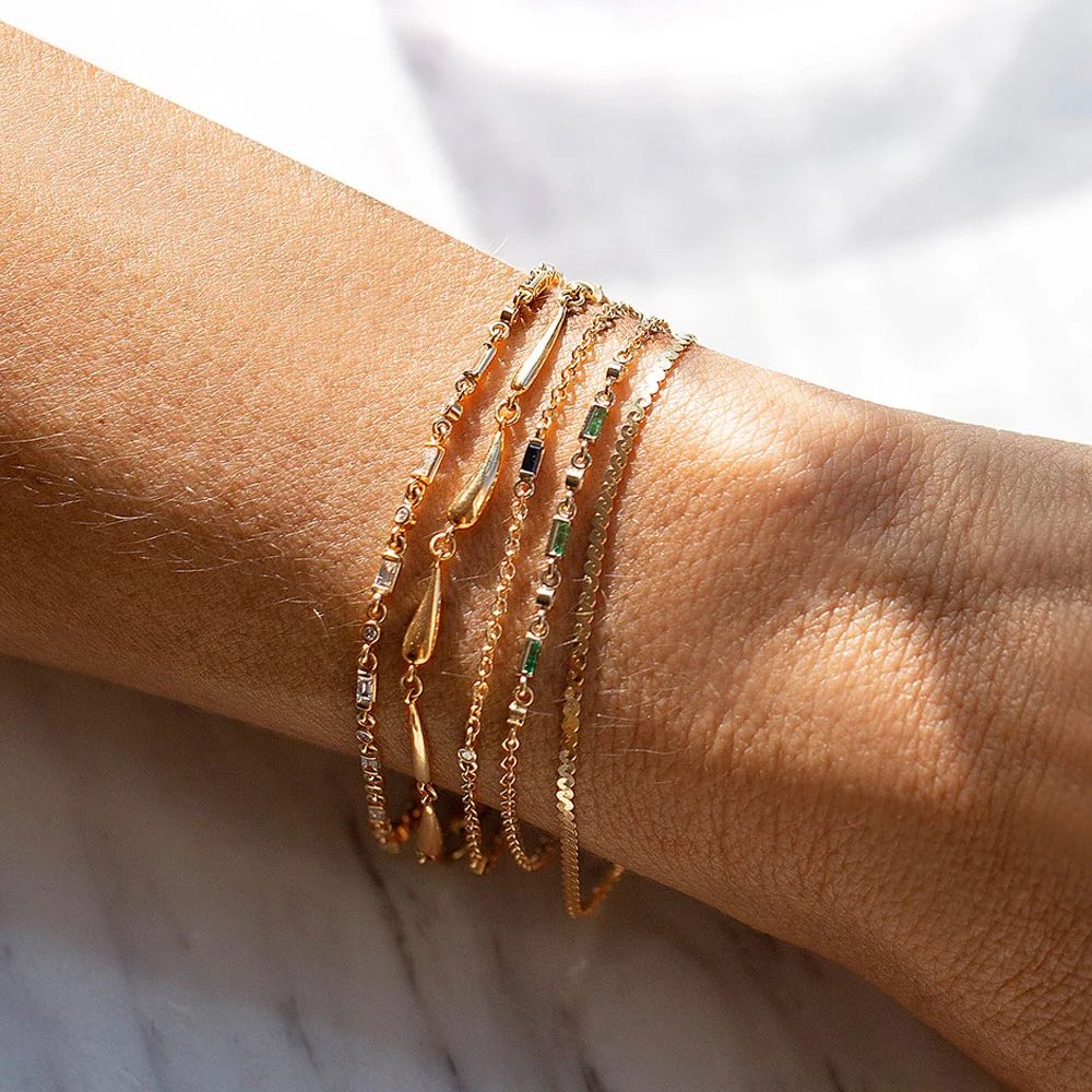 Pulseras de oro finas con esmeraldas, zafiros y brillantes