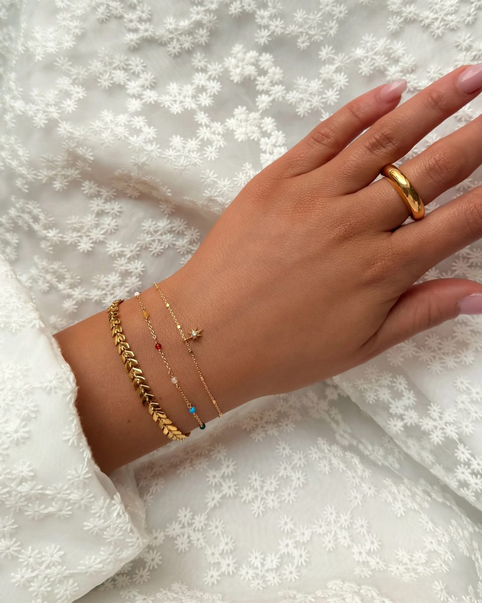 Pulsera de oro de espiga con pulseras finas con detalles de color