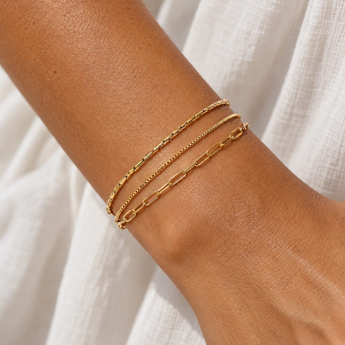 Tres pulseras de oro finas de eslabón veneciano, ovalado y alargado