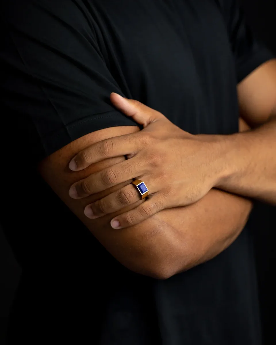 Anillo de oro de hombre con lapislázuli