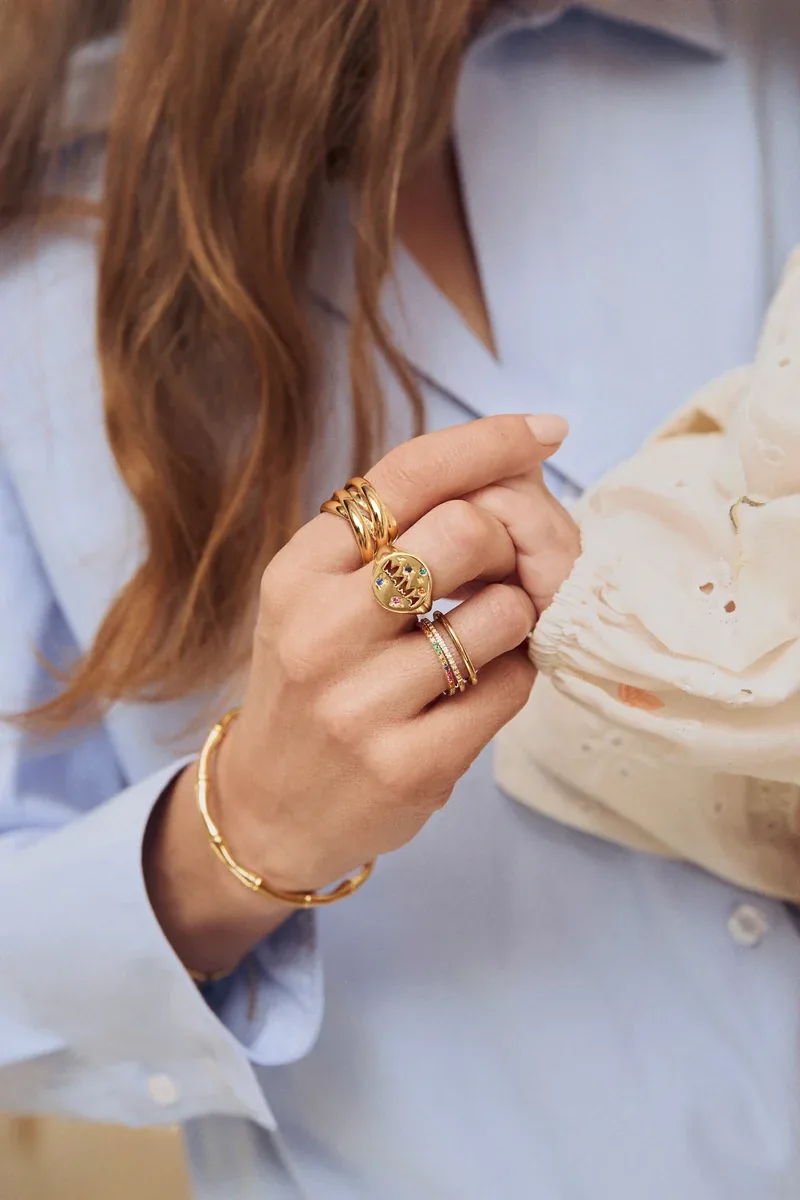 Sello de oro de mujer con piedras de colores