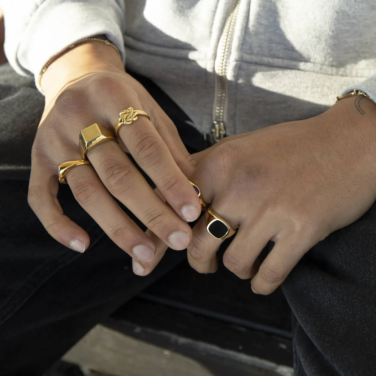 Sellos de oro de hombre con ónix y anillo de nudo