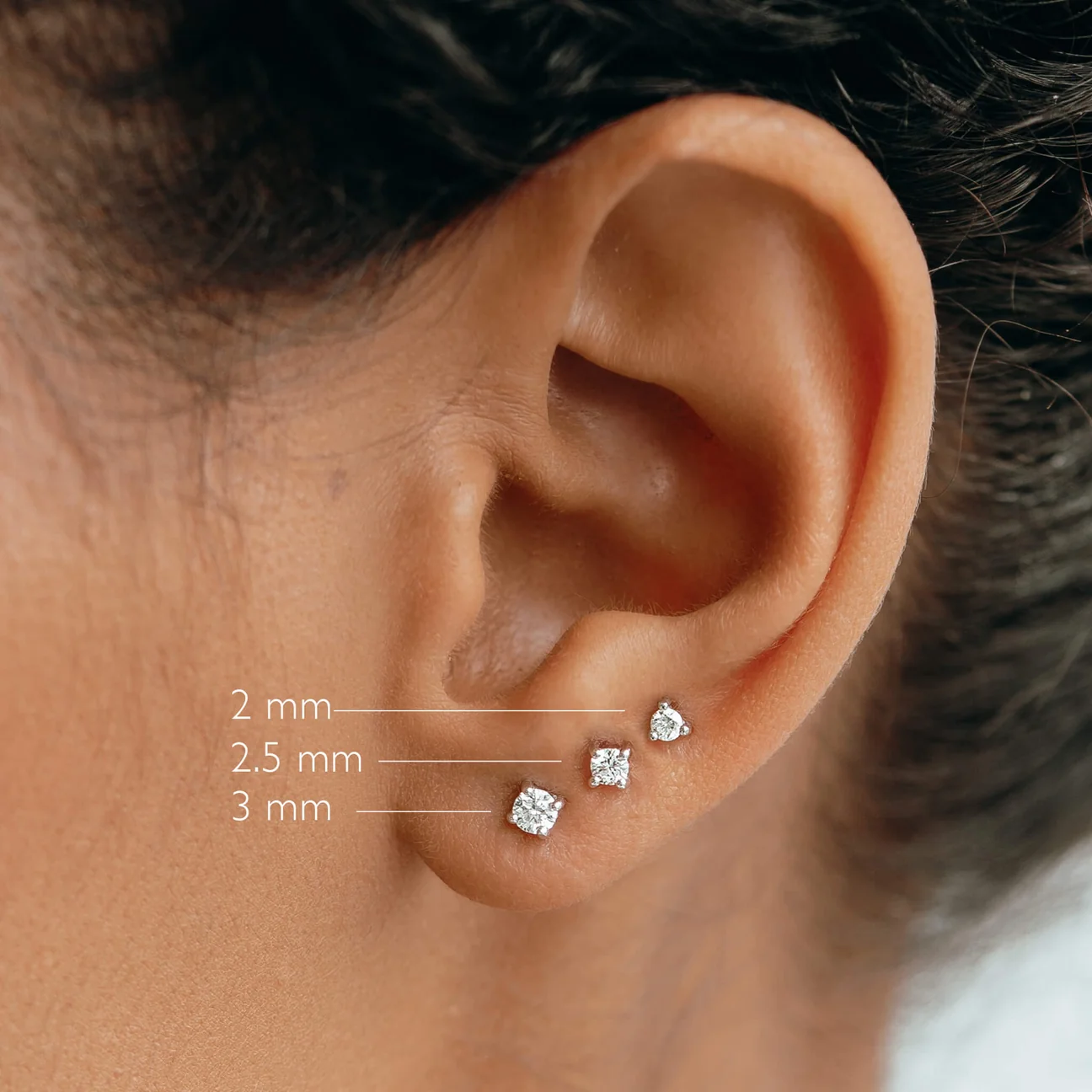Pendientes de brillante de 2, 2,5 y 3 mm puestos en la oreja